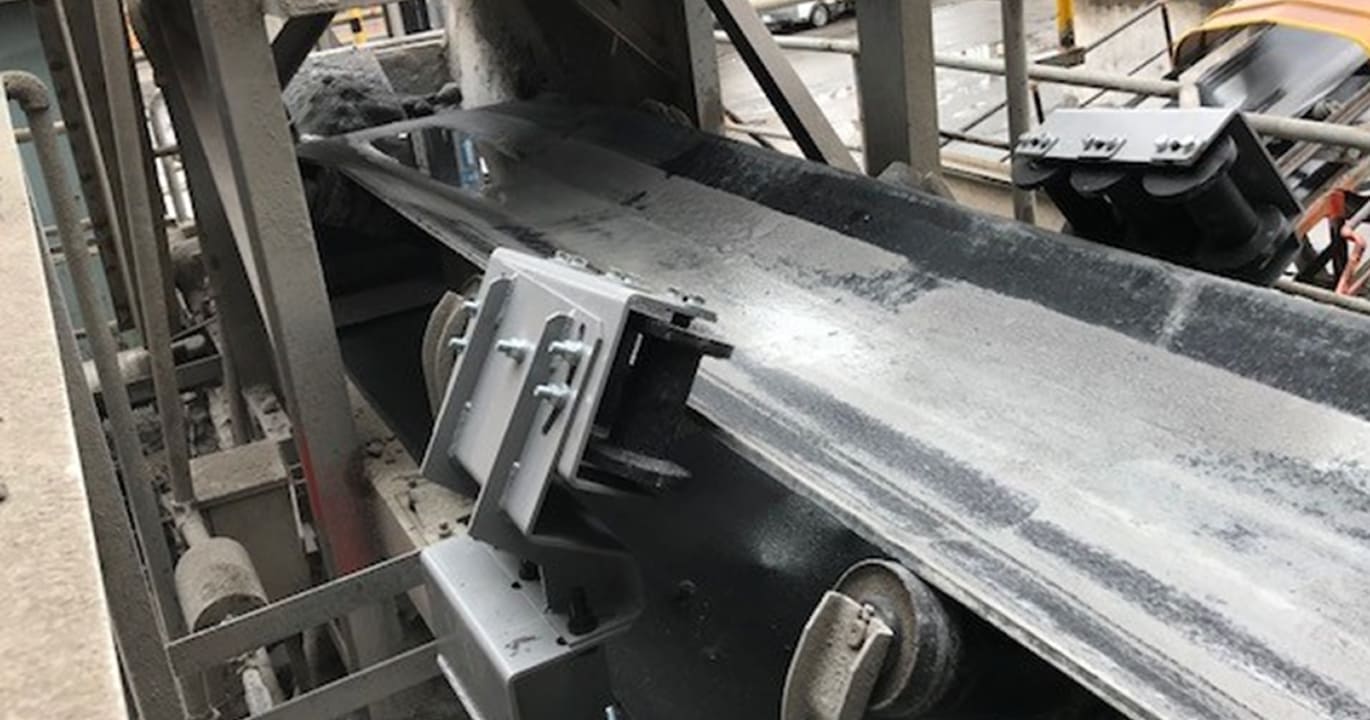 Conveyor mistracking and belt lift-off are suppressed, improving stable operation and maintainability.